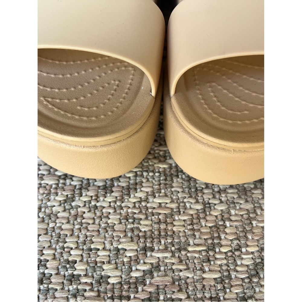 NWT Crocs Brooklyn Low Wedge Sandals Nude Beige Womens Size 8 - Picture 4 of 5